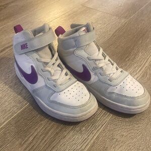 Youth NIKE Court Borough Mid in white, light gray and purple.